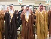 الملك سلمان يؤدى صلاة الجنازة على الأمير منصور بن فيصل بن سعود فى مكة