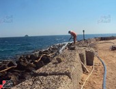 بالصور.. شركة بتروسيف تجرى عملية تنظيف شواطئ الغردقة بعد الانتهاء من التلوث