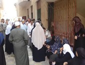 بالصور.. تكدس المواطنين أمام مكاتب بريد كفر الشيخ لصرف المعاشات والحوالات