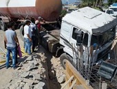 "صحافة المواطن".. تصادم شاحنة نقل بأثاث كوبرى فى محافظة الإسكندرية
