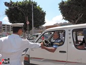 مشاجرة بين سائق وأمين شرطة بسبب تحرير مخالفة مرورية بالجيزة 
