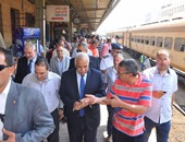 وزير النقل يتوجه إلى موقع حادث قطار العياط