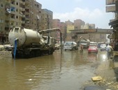 بالصور.. سيارات الشفط بحى غرب شبرا الخيمة تسحب مياه الصرف بـ"أرض أم بيومى"