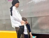 سيدة مصرية تحمل والدتها العجوز على كتفها لتوصيلها للكعبة المشرفة