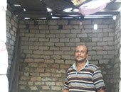 بالصور.. أب لخمس أطفال يحلم ببناء سقف محله بـ5 الاف جنيه لتعليم أولاده