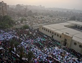 إقبال المصريين على أداء صلاة عيد الفطر  بجامع عمرو بن العاص