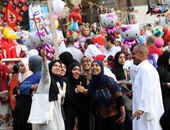 السيلفى يسيطر على احتفالات المصريين بالعيد بميدان مصطفى محمود فى المهندسين
