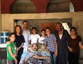 بالفيديو والصور.. بشار الأسد وأسرته فى زيارة للمصابين بمنازلهم بحمص
