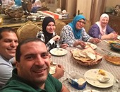 شاهد.. "سيلفى" عمرو خالد يحتفل مع عائلته بالعيد