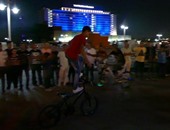 شباب يستعرضون مهاراتهم فى قيادة الدراجات الهوائية بميدان التحرير
