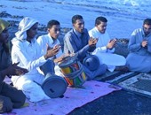 بالصور..شاهد احتفال شباب رأس غارب بالعيد على أنغام السمسمية على شاطئ البحر