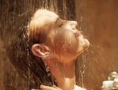 مفاجأة "انتى بتستحمى غلط".. طريقة الاستحمام الصحيح عشان ما تبوظيش شعرك