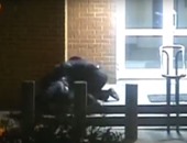 بالفيديو.. شرطى روسى يهاجم جاسوسا أمريكيا حاول الهرب لسفارة واشنطن بموسكو