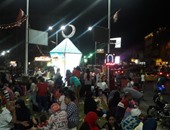 بالصور.. أهالى مدينة طنطا يقضون الليل فى شارع البحر احتفالا بالعيد