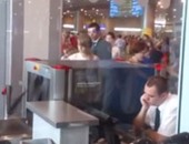 تداول فيديو لفرد أمن الكشف عن الحقائب بأحد المطارات الأوروبية يغلبه النعاس