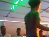 بالفيديو .. شاب ينافس "صافيناز" فى الرقص بأحد المراكب احتفالاً بالعيد