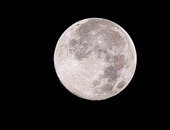 هل تعرف "القمر السوبر"؟.. يظهر لآخر مرة العام الحالى ويعود عامى  2015 و2016.. و3 مرات فى 2018.. وعلماء الفلك: ليس خدعة بصرية.. ويصاحبه مد وجزر وسحب كثيفة