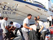 ميناء الإسكندرية يستقبل 248 من العالقين على الحدود الليبية التونسية بالأغانى الوطنية.. والمصريون يهتفون "تحيا مصر" فور وصول السفينة عايدة.. العائدون: "شفنا الموت واتبهدلنا على الحدود"