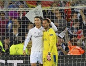 حارس إشبيلية: لعبنا أمام أفضل فريق فى العالم