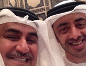 وزير الخارجية البحرينى يلتقط صورة "سيلفى" مع نظيره الإماراتى
