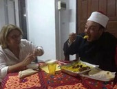 رواد"فيس بوك" يتداولون صورة لخطيب التحرير يتناول طعام رئيس طائفة اليهود