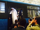 بالصور.. وزير الدولة الإماراتى يتفقد نموذجا من أتوبيسات هيئة النقل