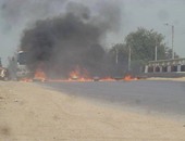 مجهولون يشعلون النيران فى إطارات السيارات بطريق الزقازيق - ميت غمر