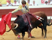 إسبانيا تكتسى بالأبيض والأحمر استعدادا لمهرجان مصارعة الثيران