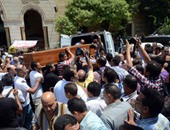 جثمان مصطفى حسين يصل مسجد السيدة نفيسة