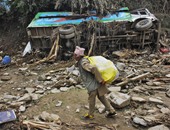 سكان مذعورون يفرون من عاصمة نيبال بعد وقوع توابع للزلزال