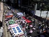 حاكم هونج كونج يلمح إلى تنازلات محتملة قبل محادثات مع محتجين
