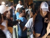 بالفيديو.. معجبو محمد رمضان يطاردونه لحظة خروجه من عزاء المخرج "جلال توفيق"