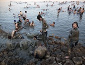 بالصور.. اليهود الحريديم أثناء عمل حمامات الطين بالبحر الميت