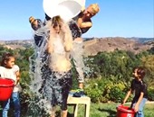 بالفيديو والصور..مشاهير يشاركون سكب الماء على أجسادهم للتوعية بمرض "التصلب العصبى".. أبرزهم جنيفر لوبيز وليدى جاجا وتايلور سويفت ووجاستن تمبرلك وسيلينا جوميز.. وإنستجرام يحذف "فيديو عارى"للأخوين ويسلى