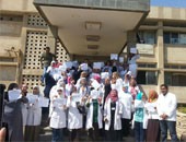 وقفة للأطباء بمستشفى 6 أكتوبر احتجاجًا على تدنى الخدمات