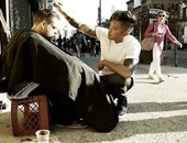 بالصور.. حلاق بنيويورك يخصص يوم عطلته لحلاقة رأس المشردين فى الشوارع