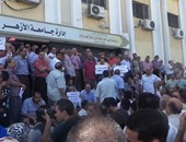 بالفيديو.. وقفة احتجاجية للعاملين بجامعة الأزهر بلافتات "للصبر حدود عاوز مرتبى"