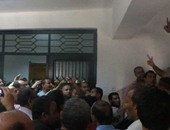 بالفيديو.. العاملون بالأزهر يحاصرون مكتب رئيس الجامعة لصرف رواتبهم