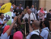 مشادات بين مؤيدى مبارك ونشطاء أمام دار القضاء العالى
