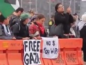 متظاهرون أمريكيون يمنعون سفينة إسرائيلية من الرسو بميناء أوكلاند