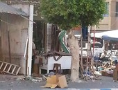تظاهر أصحاب المحلات أمام محافظة مطروح احتجاجا على إزالة التندات