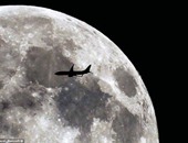 بالصور.. مصور فرنسى يلتقط صورا لطائرات تبدو وكأنها تتجه للشمس والقمر