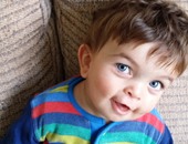 بالصور.. أنيميا نادرة لطفل بريطانى تستلزم تغيير دمه كل 3 أسابيع