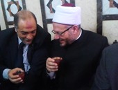 المحافظ وممثل فلسطين يحتسيان "القرفة" فى المسجد البدوى