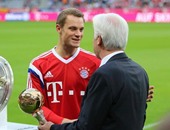 مانويل نوير يتسلم جائزة أفضل لاعب فى ألمانيا