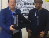 عاطف عبداللطيف يكرم رئيس الجمعية العمانية للسينما