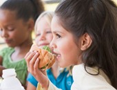 دراسة: تناول البيض والمكسرات يقوى تركيز الأطفال خلال الدراسة