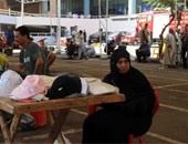 بائعون يتسلمون باكيات محافظة القاهرة داخل موقف الترجمان