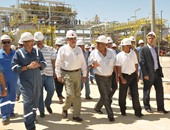 وزير البترول يحث العاملين على سرعة إنهاء مشروعات زيادة الإنتاج