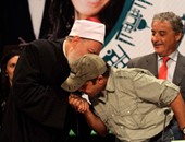 على جمعة مداعباً محمد هنيدى: "مرحباً بالصعيدى فى الجامعة الأمريكية"